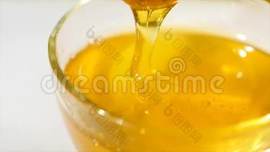 在盛满蜂蜜的碗里，用蜂蜜蘸汁把蜂蜜滴上